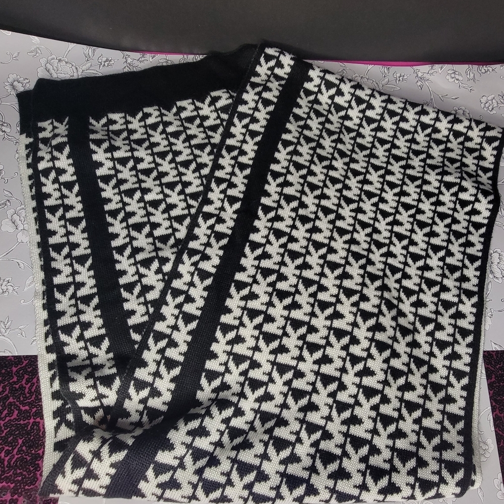 Michael Kors Scraf MK Logo All-Over Pattern Black and White Reversible Knit